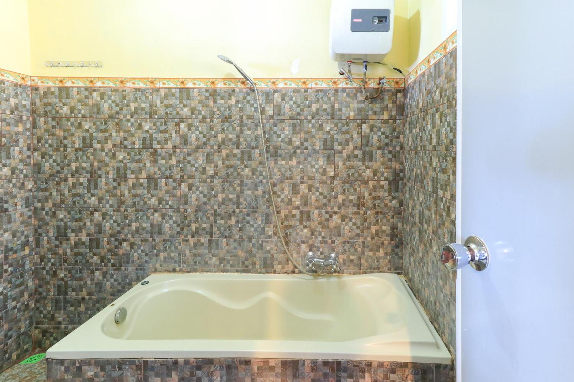 Kubutambahan  Hotel Tara Bar & Resto Air Sanih חדר תמונה